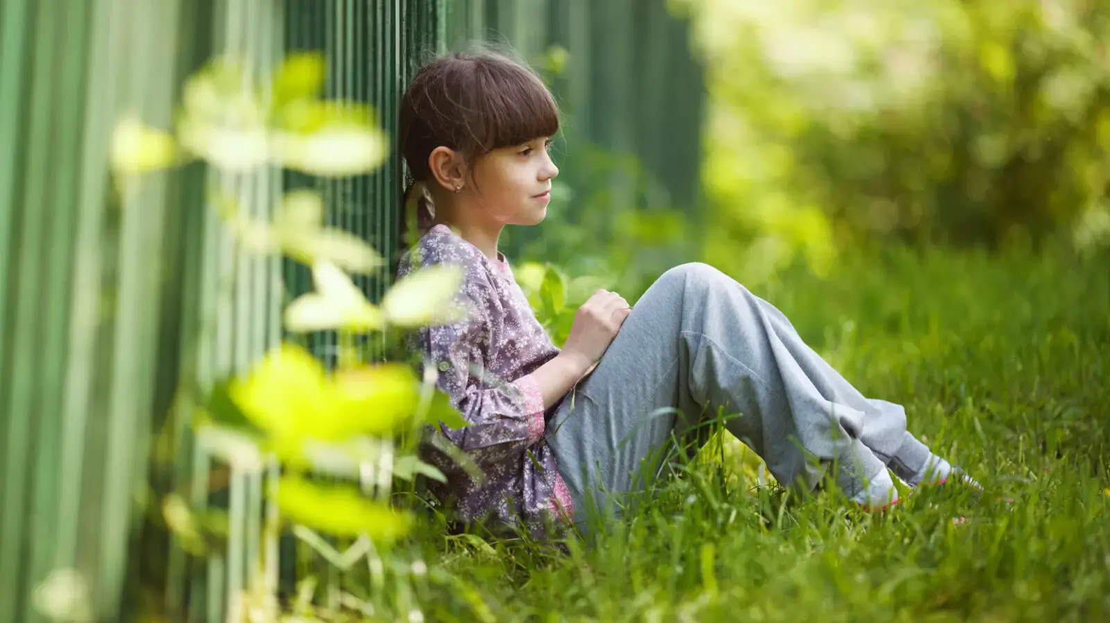 2400-girl-sitting-on_grass